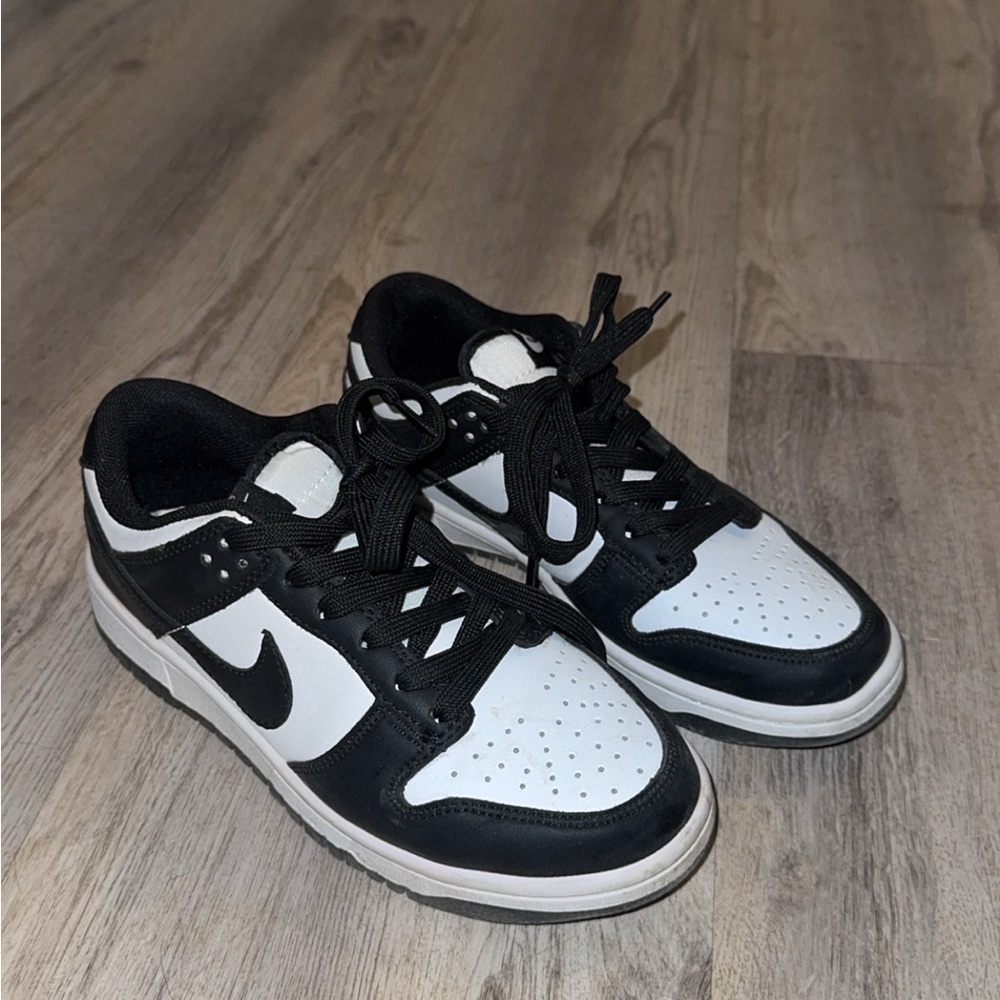 Used Nike dunk Black and White Sneakers